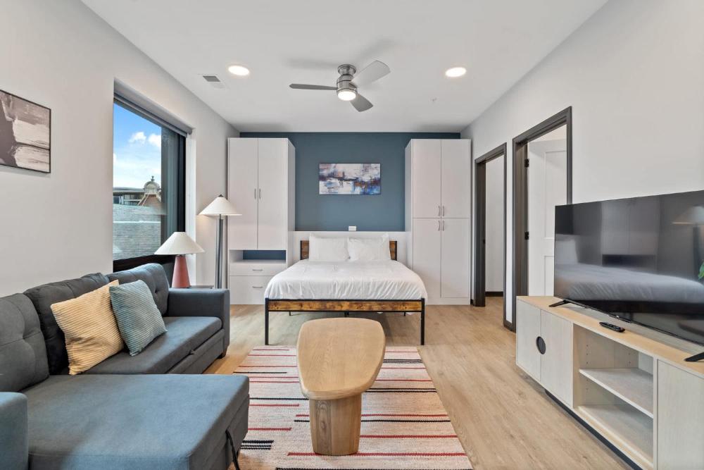 CozySuites Mass with parking lounge & roof deck #30
